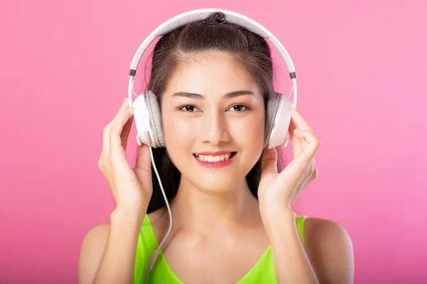 Retrato Una Mujer Atractiva Feliz Traje Verano Escuchando Música Con —  Fotos de Stock