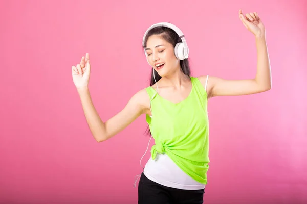 Retrato Una Mujer Atractiva Feliz Traje Verano Escuchando Bailando Música —  Fotos de Stock