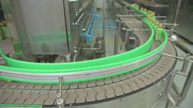 Cam şişe dolum Makinası fabrikasında. Fabrika üretim hattında bir konveyör bant şişelerde satır. Doğal ışık ile gerçek fabrika çekilmiş.