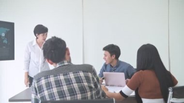 İş görüşmesi. Küçük iş toplantı odasında başlatmak. Erkek ve kadın bir sonraki büyük fikri beyin fırtınası ile Asya takımı. Yeni iş modeli başlamak kavramları.