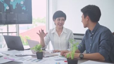 İş görüşmesi. Küçük iş toplantı odasında başlatmak. Genç Asyalı adam fikrini birlikte oturan ekibine sunulması. Yeni iş modeli başlamak kavramları.