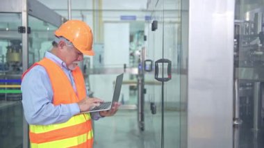 Kalite kontrol fabrikasında. Tky, Tpm metodoloji kullanarak fabrikası bir sıvı dolum şişesi makine teftiş üst düzey Çinli kalite güvence ekibi. Mükemmellik üretim kavramı.