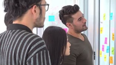 İş görüşmesi. Küçük iş toplantı odasında başlatmak. Çince Hintli bir sonraki büyük fikri beyin fırtınası ile takım. Yeni iş modeli başlamak kavramları.