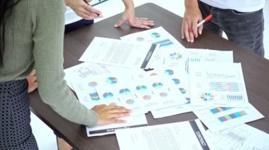 Küçük takım toplantısı. Grup tablo üzerindeki belgeler ile beyin fırtınası Asya iş adamları. Çok etik iş takım başlangıç ups kavramı. 