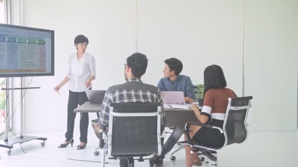 商务会议 在房间里开个小型的商务会议 亚洲队与男性和女性集思广益的下一个大想法 新的业务模式启动概念 — 图库视频影像