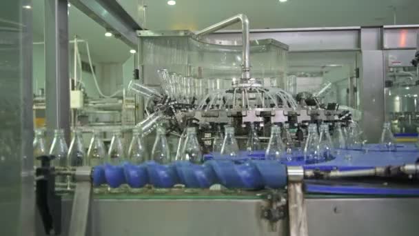 Bottle Filling Machine High Speed Automatic Liquid Bottle Filling Machine — Stock Video