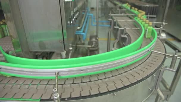 Glazen Fles Vulmachine Fabriek Rij Van Flessen Een Transportband Fabriek — Stockvideo