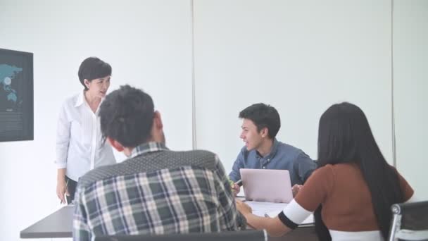Деловая Встреча Небольшая Бизнес Встреча Зале Азиатская Команда Мужчинами Женщинами — стоковое видео