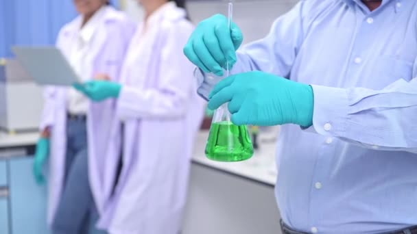 Cientistas Trabalhar Num Retrato Laboratório Cientista Chinês Sênior Trabalhando Laboratório — Vídeo de Stock