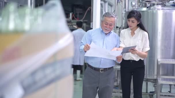 Propriétaire Usine Inspectant Chaîne Production Asiatique Senior Homme Avec Belle — Video