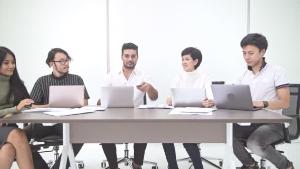 Remote Business Meeting Small Start Business Meeting Room Asian Team — Stock Video