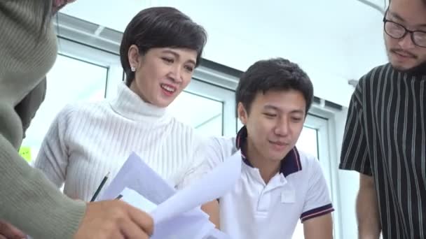 Litet Gruppmöte Grupp Asiatiska Affärsmän Brainstorming Med Dokument Leta Upp — Stockvideo