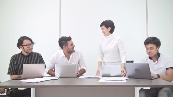 Reunião Negócios Pequena Reunião Negócios Arranque Sala Equipe Asiática Com — Vídeo de Stock