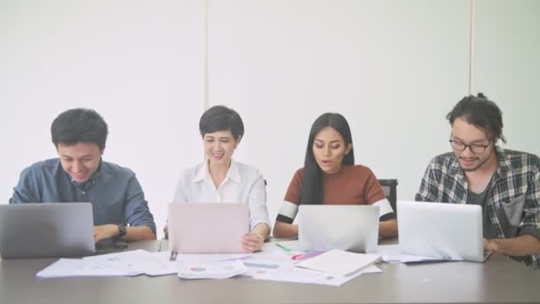 Reunião Negócios Pequena Reunião Negócios Arranque Sala Equipe Asiática Com — Vídeo de Stock