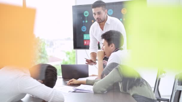 Reunión Negocios Pequeña Reunión Negocios Sala Hombre Indio Presentando Equipo — Vídeo de stock