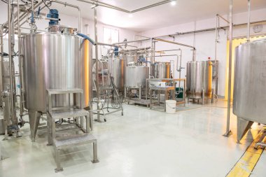 İçecek üretim hattı arka plan. Bir sıvı karıştırıcı tank pompa içecek karışımı içine şişe dolum Makinası. İçecek üretim konsepti.