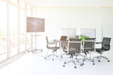 Küçük toplantı arka plan. Işık ile ofiste bilgisayar pencere ve televizyon, sandalye, geliyor.