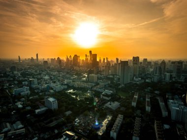 Asya'nın büyük metropol şehir üzerinden günbatımı hava görünümünü. Yüksek bina ve arka planda gökdelen.