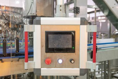 İçecek üretim hattı arka plan. Bir sıvı karıştırıcı tank pompa içecek karışımı içine şişe dolum Makinası. İçecek üretim konsepti.