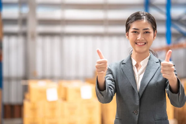 Porträt Eines Jungen Unternehmers Junge Chinesin Anzug Posiert Daumen Hoch — Stockfoto