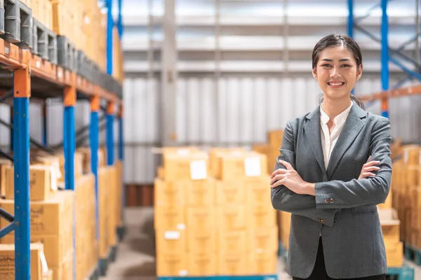 Retrato Del Dueño Negocio Joven Joven Mujer China Traje Pose — Foto de Stock