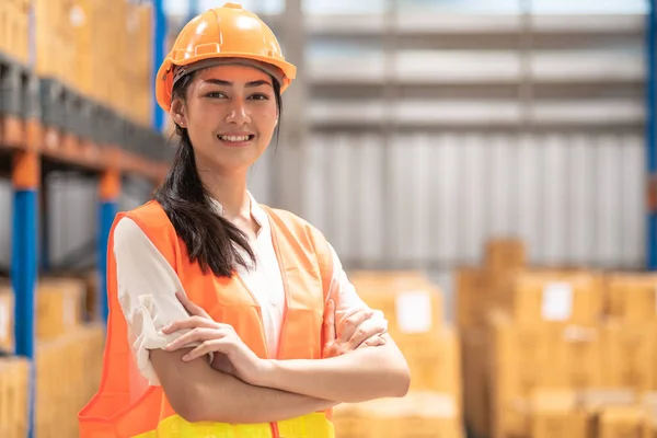 Retrato Operador Almacén Joven Joven Mujer China Sombrero Seguridad Que — Foto de Stock