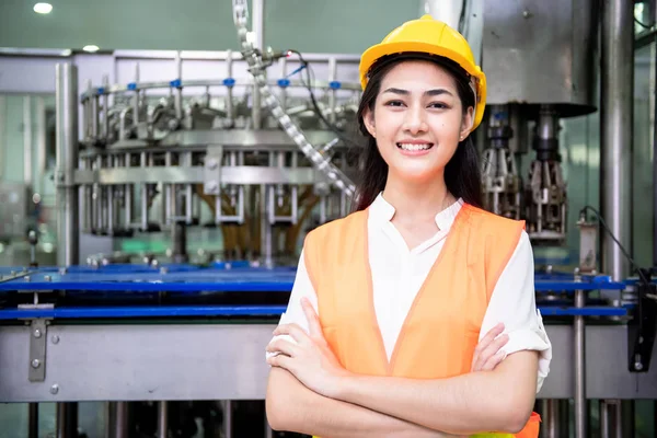Young Engineer Inspecting Production Line Young Beautiful Chinese Woman Safety — Stock Photo, Image
