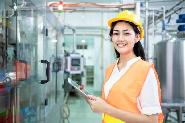 Young Engineer Inspecting Production Line Young Beautiful Chinese Woman Safety — Stock Photo, Image