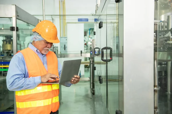 Senior Engineer Inspecting Production Line Old Chinese Man Safety Hat — Stock Photo, Image