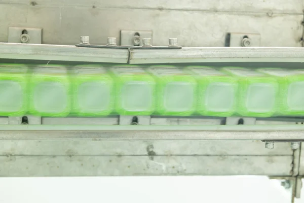 Linha Produção Bebidas Fundo Uma Correia Transportadora Cheia Garrafa Plástico — Fotografia de Stock