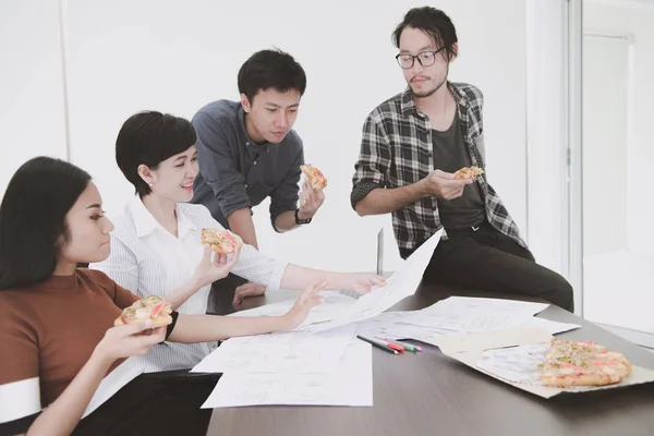 Asijské Lidé Jíst Pizzu Dohromady Během Polední Přestávky Zasedací Místnosti — Stock fotografie