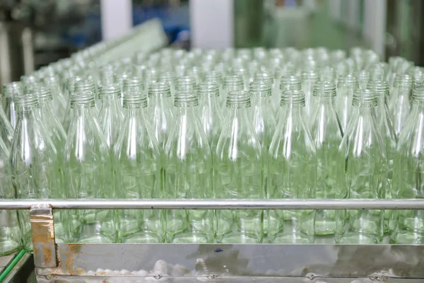 Latar Belakang Produksi Minuman Sabuk Konveyor Penuh Dengan Botol Kaca — Stok Foto