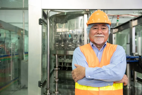 Ingeniero Superior Inspeccionando Línea Producción Viejo Hombre Chino Cruz Del — Foto de Stock