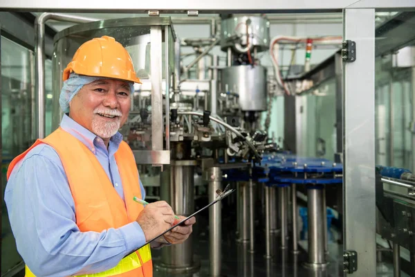 Ingeniero Superior Inspeccionando Línea Producción Viejo Hombre Chino Sombrero Seguridad — Foto de Stock