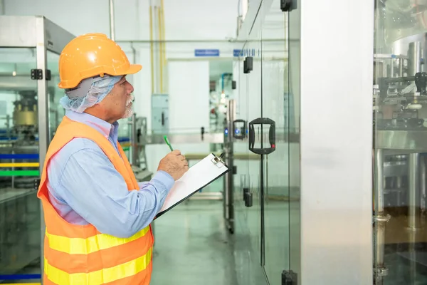 Senior Engineer Inspecting Production Line Old Chinese Man Safety Hat — Stock Photo, Image