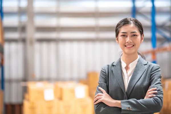 Retrato Del Dueño Negocio Joven Joven Mujer China Traje Pose —  Fotos de Stock