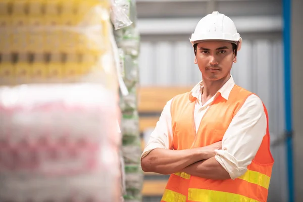 Retrato Operador Almacén Joven Joven Hombre Chino Sombrero Seguridad Pose — Foto de Stock