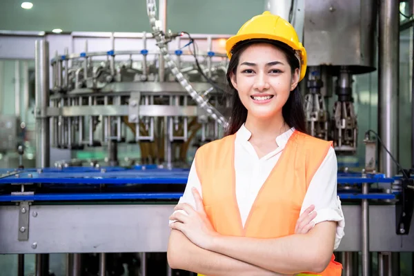 Young Engineer Inspecting Production Line Young Beautiful Chinese Woman Safety — Stock Photo, Image