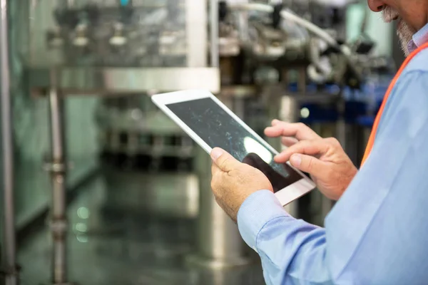 Young Engineer Inspecting Production Line Young Beautiful Chinese Woman Safety — Stock Photo, Image