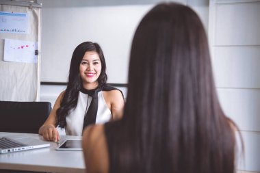 Ofis ofis iş görüşmesine. Asyalı kadın kadın işvereni tarafından röportaj iş elbiseli. Başarılı işkadını kavramı.