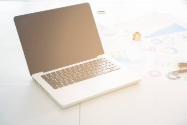 Tablo arka plan üzerinde işletme belgesi. Bilgisayar, ampul, grafikler ve grafik. İş arka plan fikri.