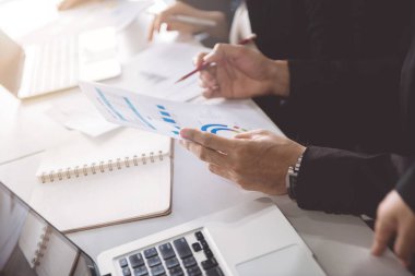 İş takım toplantısı için brainstrom birlikte. Genç Asyalı erkek kadınlarla birlikte Satılık grafik arıyorsunuz oturan güzel genç Asya takım elbiseli. Genç nesil iş takım kavramı.