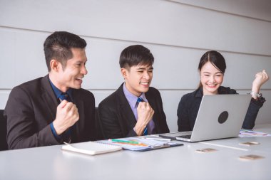 İş takım toplantısı için brainstrom birlikte. Genç Asyalı erkek ile birlikte oturan ve birlikte tezahürat güzel genç Asya kadınlar takım elbiseli. Genç nesil iş takım kavramı.