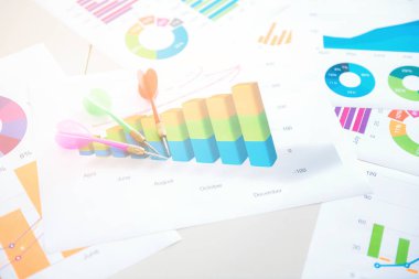 Tablo arka plan üzerinde işletme belgesi. Dart, grafikler ve grafik. İş performans hedef arka plan kavramı.