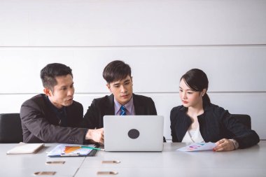 İş takım toplantısı için brainstrom birlikte. Kadınlarla birlikte oturan güzel genç Asya elbiseli Genç Asyalı erkek tartışmak iş planı. Genç nesil iş takım kavramı.
