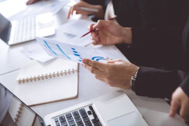 İş takım toplantısı için brainstrom birlikte. Genç Asyalı erkek kadınlarla birlikte Satılık grafik arıyorsunuz oturan güzel genç Asya takım elbiseli. Genç nesil iş takım kavramı.