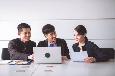İş takım toplantısı için brainstrom birlikte. Kadınlarla birlikte oturan güzel genç Asya elbiseli Genç Asyalı erkek tartışmak iş planı. Genç nesil iş takım kavramı.