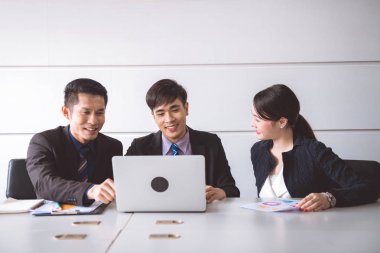 İş takım toplantısı için brainstrom birlikte. Kadınlarla birlikte oturan güzel genç Asya elbiseli Genç Asyalı erkek tartışmak iş planı. Genç nesil iş takım kavramı.