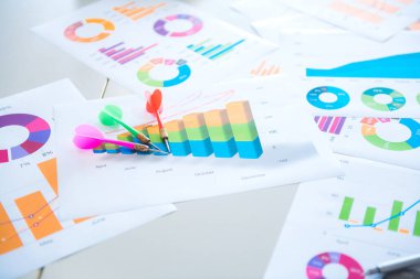 Tablo arka plan üzerinde işletme belgesi. Dart, grafikler ve grafik. İş performans hedef arka plan kavramı.