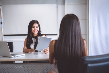 Ofis ofis iş görüşmesine. Asyalı kadın kadın işvereni tarafından röportaj iş elbiseli. Başarılı işkadını kavramı.